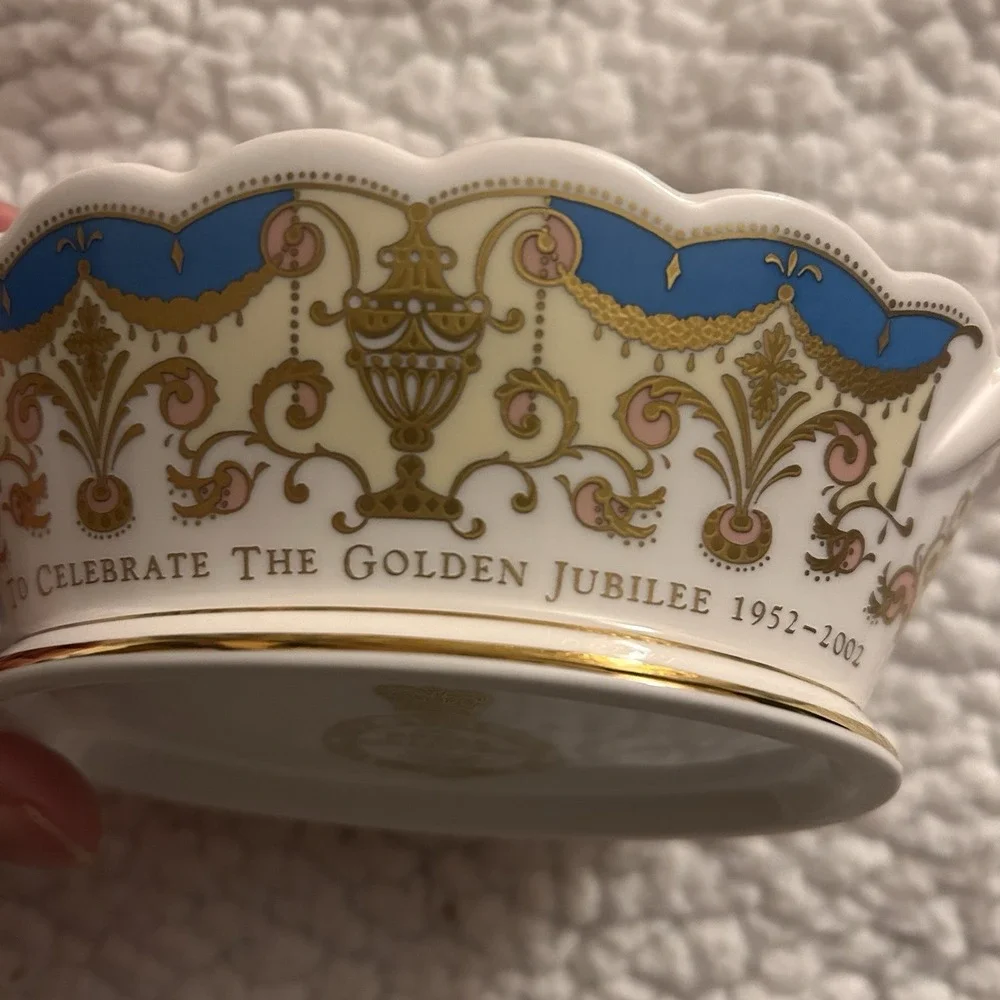 Queen Elizabeth ll Bone China Basket 2002 Golden Jubilee Royal Collection